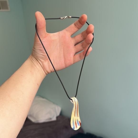 Resin tongue necklace - Picture 4 of 4